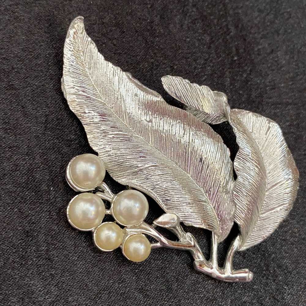 Vintage Sarah Coventry Leaf Brooch